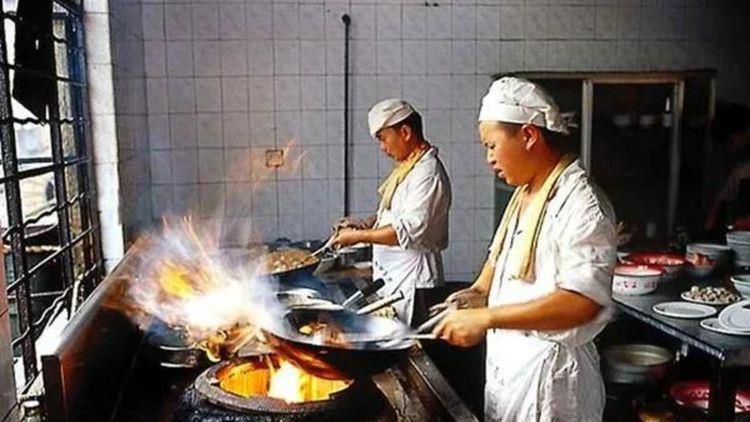 在楼梯上和少妇做爰视频